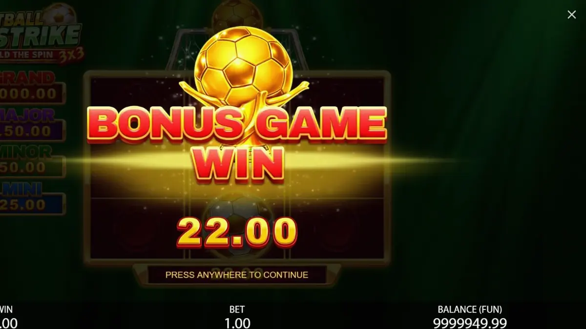 Tampilan layar mesin slot 3x3 Football Strike dengan tema sepak bola dan koin emas